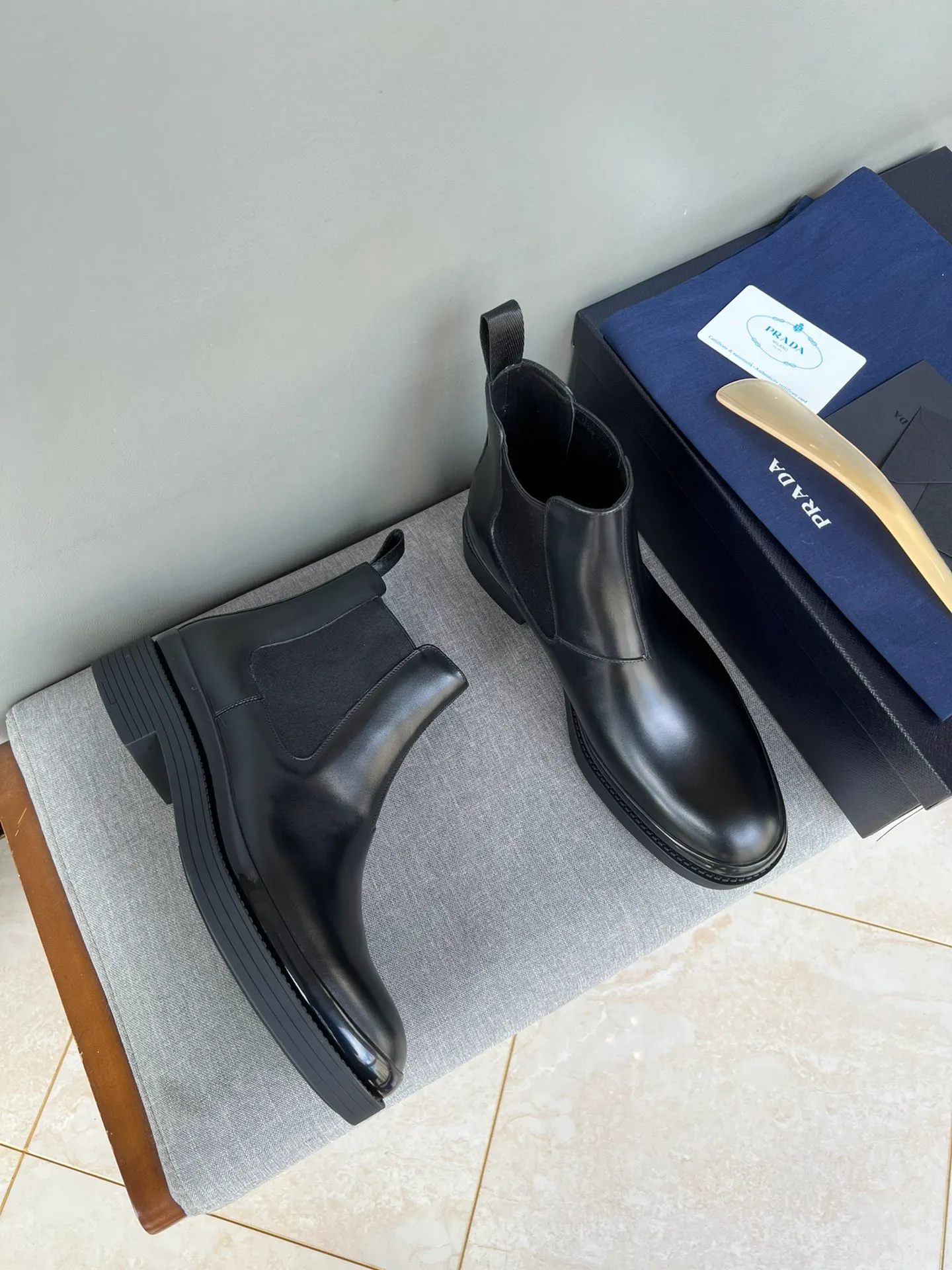 Batch of 1000💰Exclusive hot-selling new Prada Chelsea thick-soled men's shoes, naked boots, imported calf leather on the surface, cow leather on the lining, the outsole is made of private model TPU material, the frosted effect is consistent with the original version, 39-44 in stock (38, 45 custom-made, non-refundable)